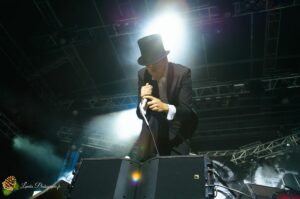 The Hives en concert au Garorock 2012